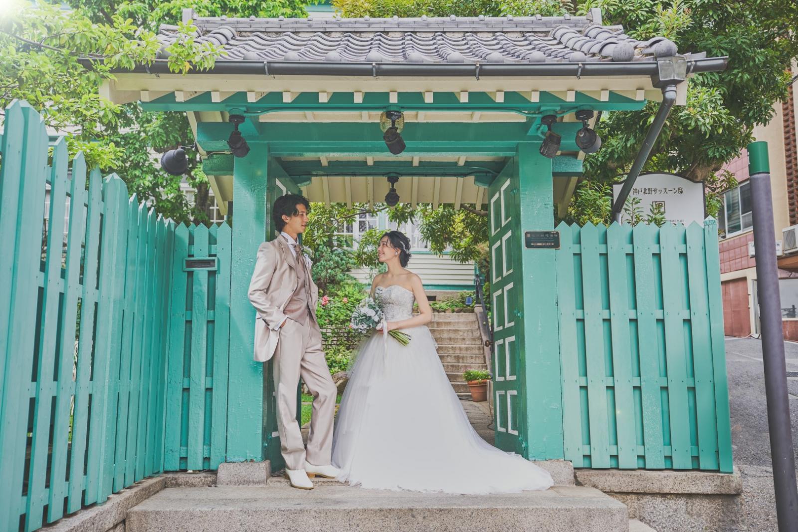 ティールグリーンの外壁に瓦の門は、異人館街としての神戸北野の歴史を感じる特別なもの