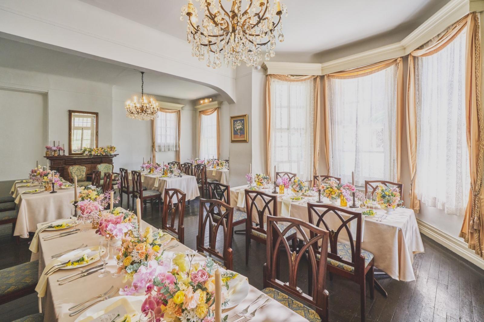 一面の大きな窓から差し込む陽射しが気持ちいサンルームでパーティを♪清潔感ある会場はダークウッドの木目がワンポイントに、ナチュラルで親しみやすい空間を演出