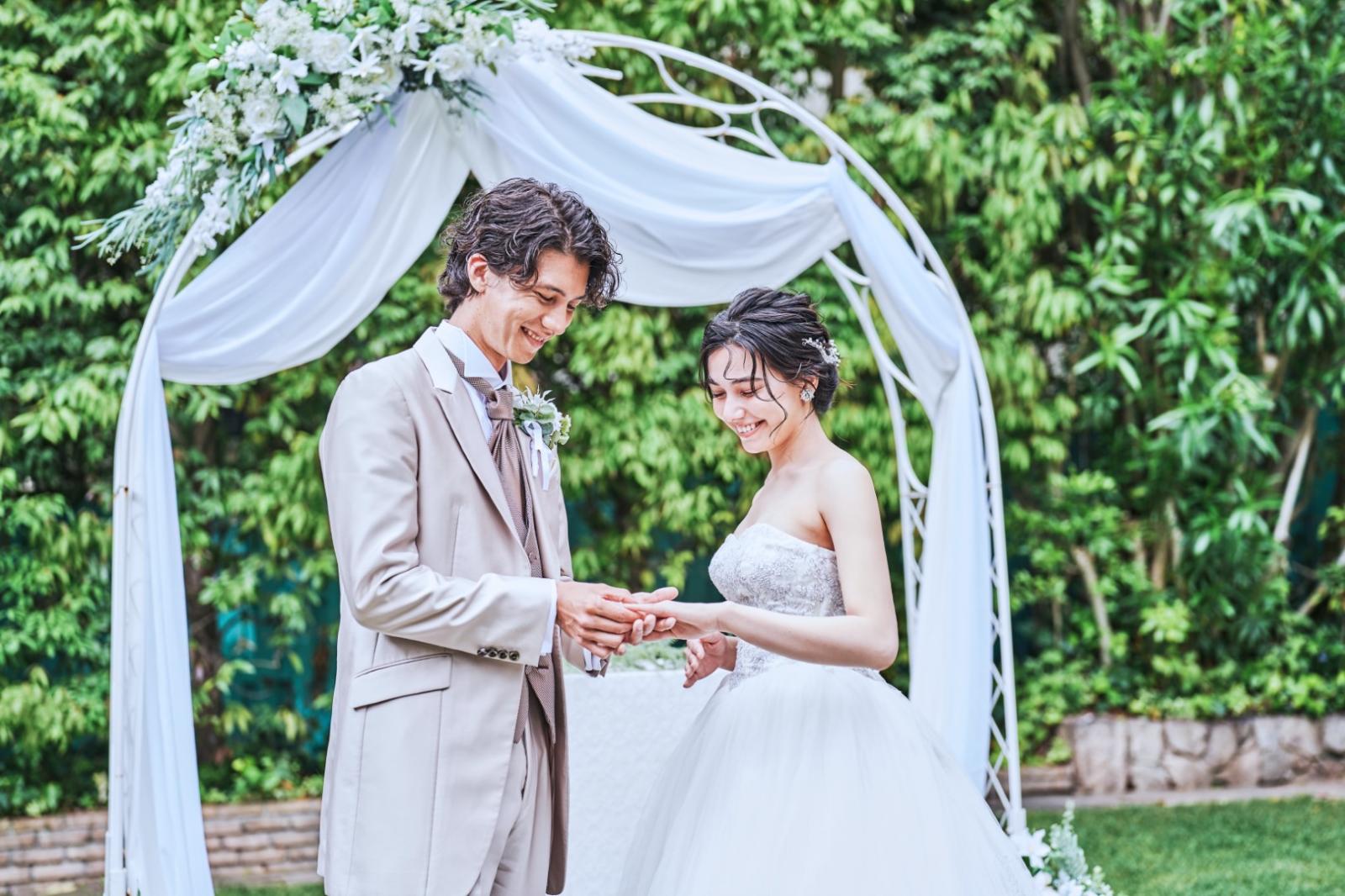 あたたかな自然光が降り注ぎ、花嫁様のドレス姿の魅力を引き立てる