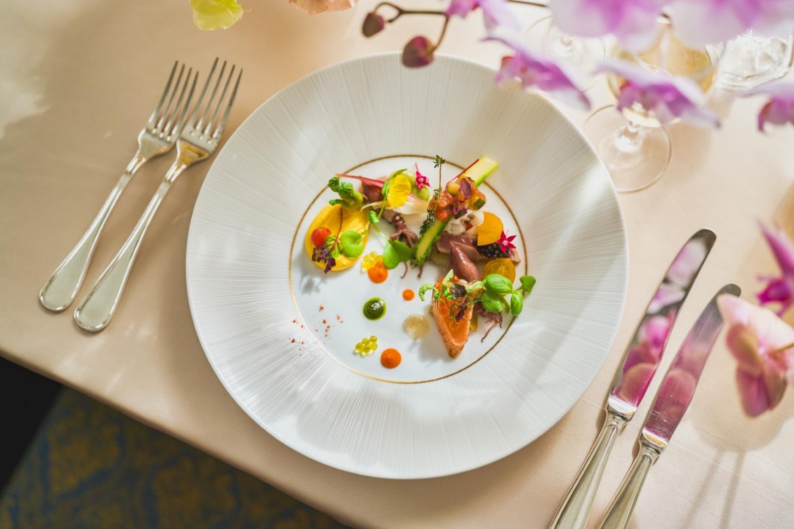 人をもてなす社交場でもあったバンケットで、おもてなしに相応しいオリジナルフレンチフルコースをご用意