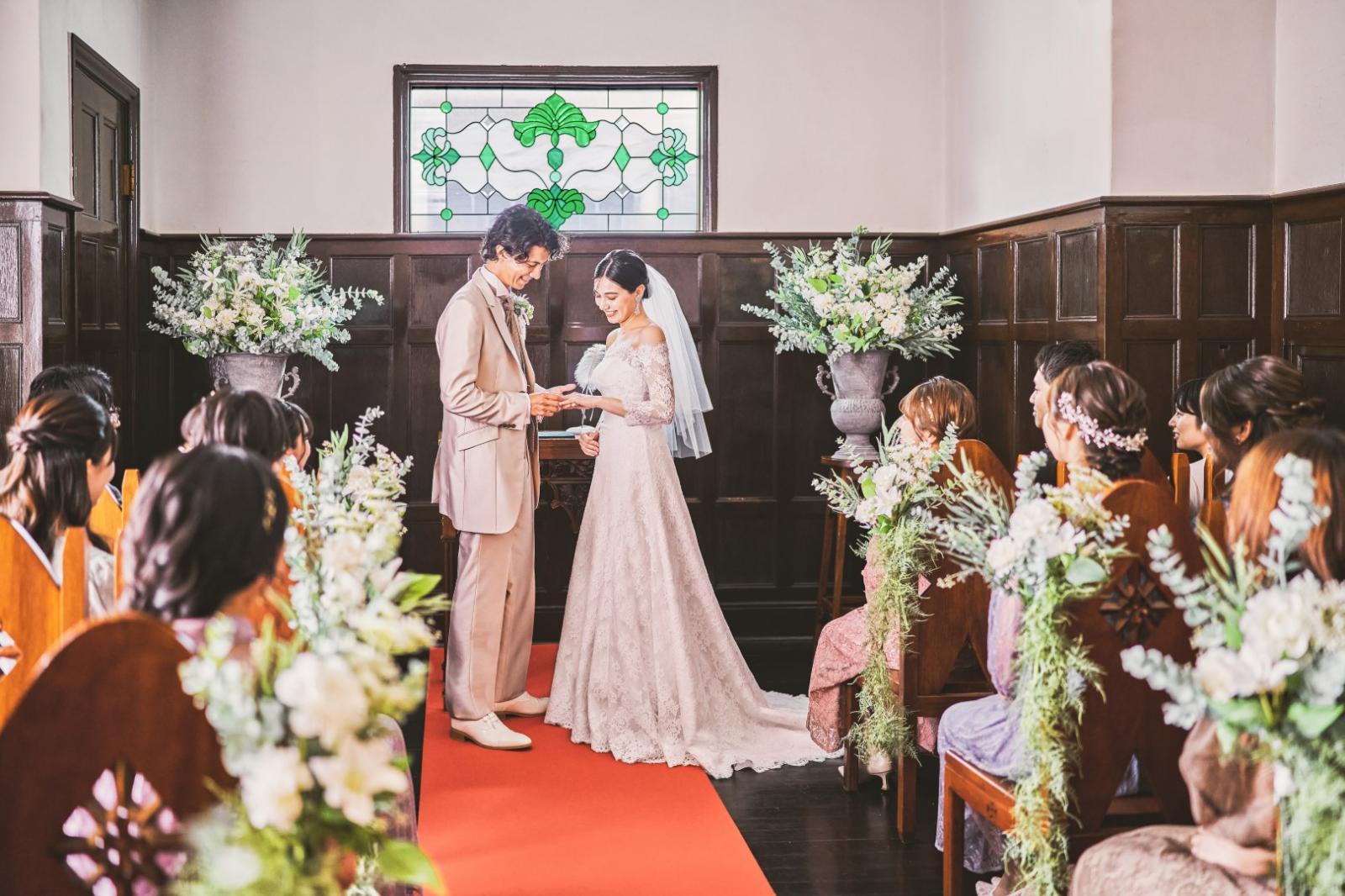 たくさんの笑顔を見守ってきた歴史ある空間で、親しい方々に囲まれながら、あたたかな祝福を身近に感じるアンティークチャペル