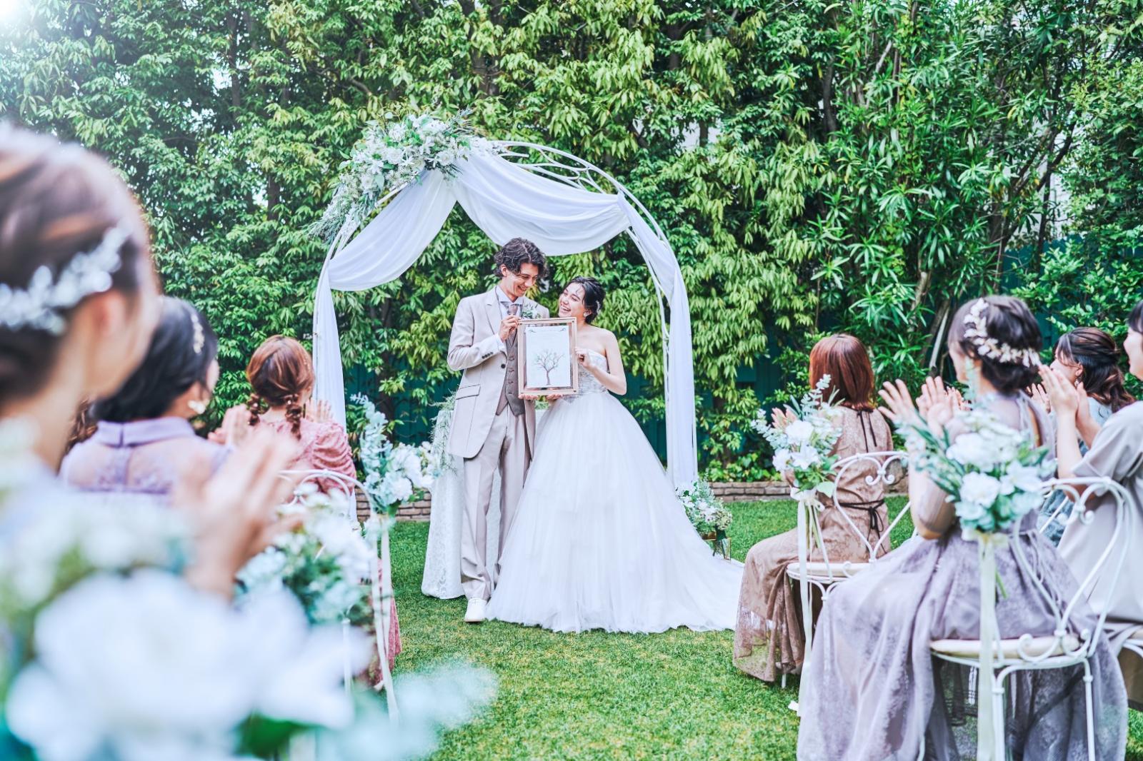 100坪ガーデンでのセレモニーはまるで青空と緑まで貸切にするよう