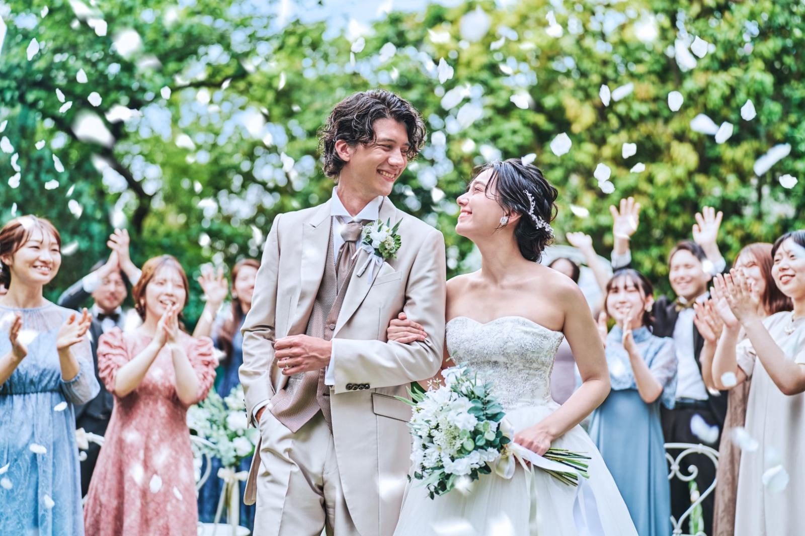 フラワーシャワーやバルーンリリースなど、ゲスト皆さまと一緒に楽しめる一体感ある演出が人気
