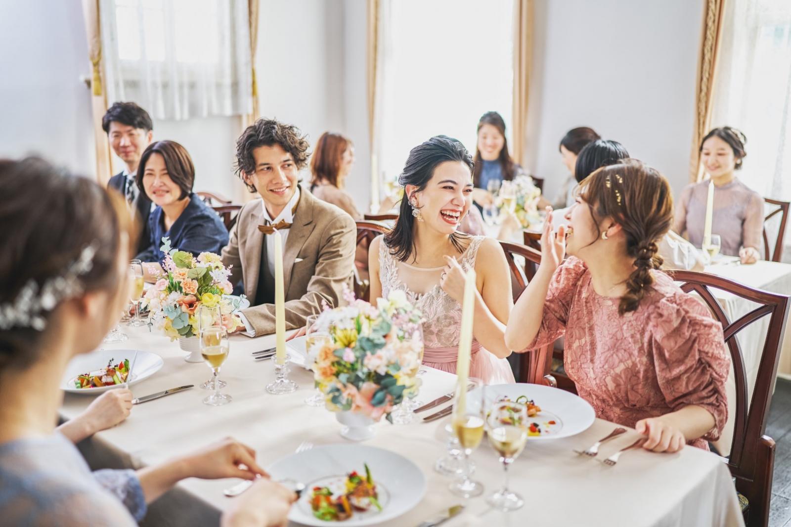 ゲストとの距離感近く、自然と会話が生まれる」和やかな雰囲気