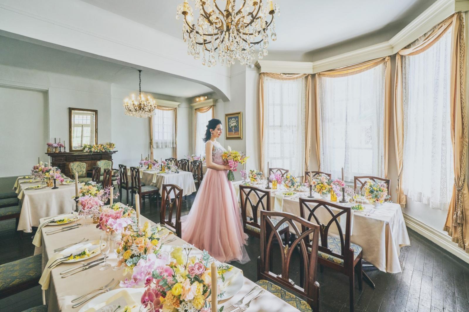 ゲストと程よい距離感で、大切な方々と心安らぐ自由な時間を過ごせる、一面窓張りのバンケットルーム