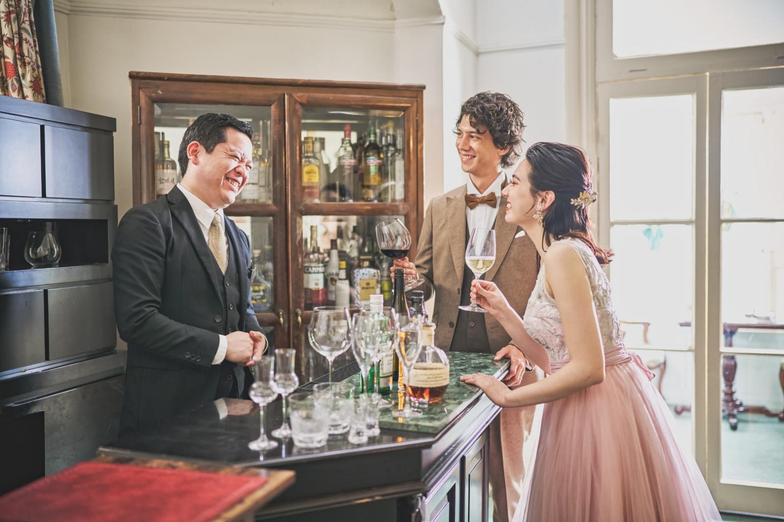 ホワイエにはバーカウンターがあり、ウェルカムドリンクを楽しみながらゆったり過ごせる