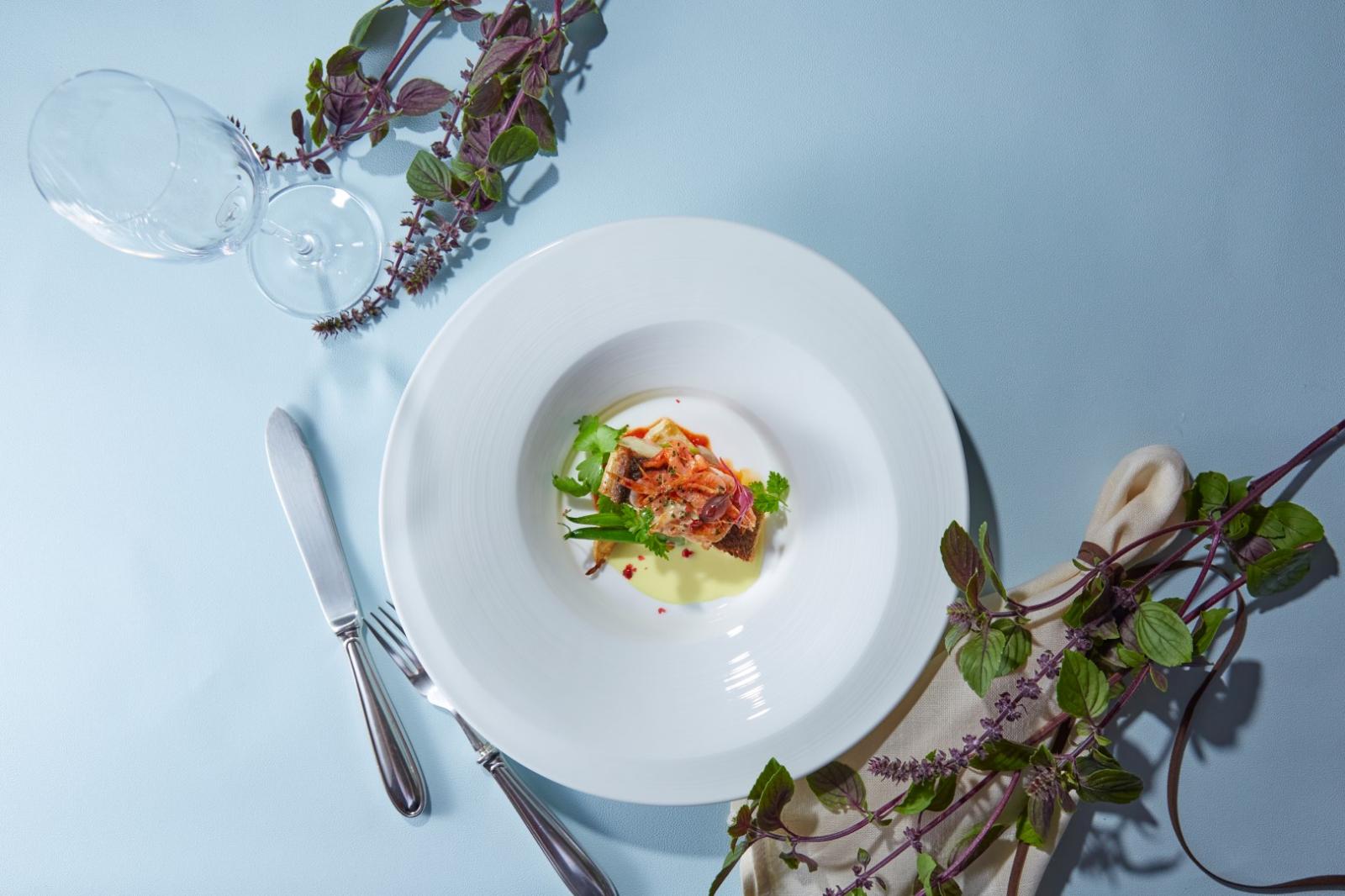 近海で獲れる新鮮な魚介はシェフの確かな目利きで厳選。四季折々の味わいを楽しめる