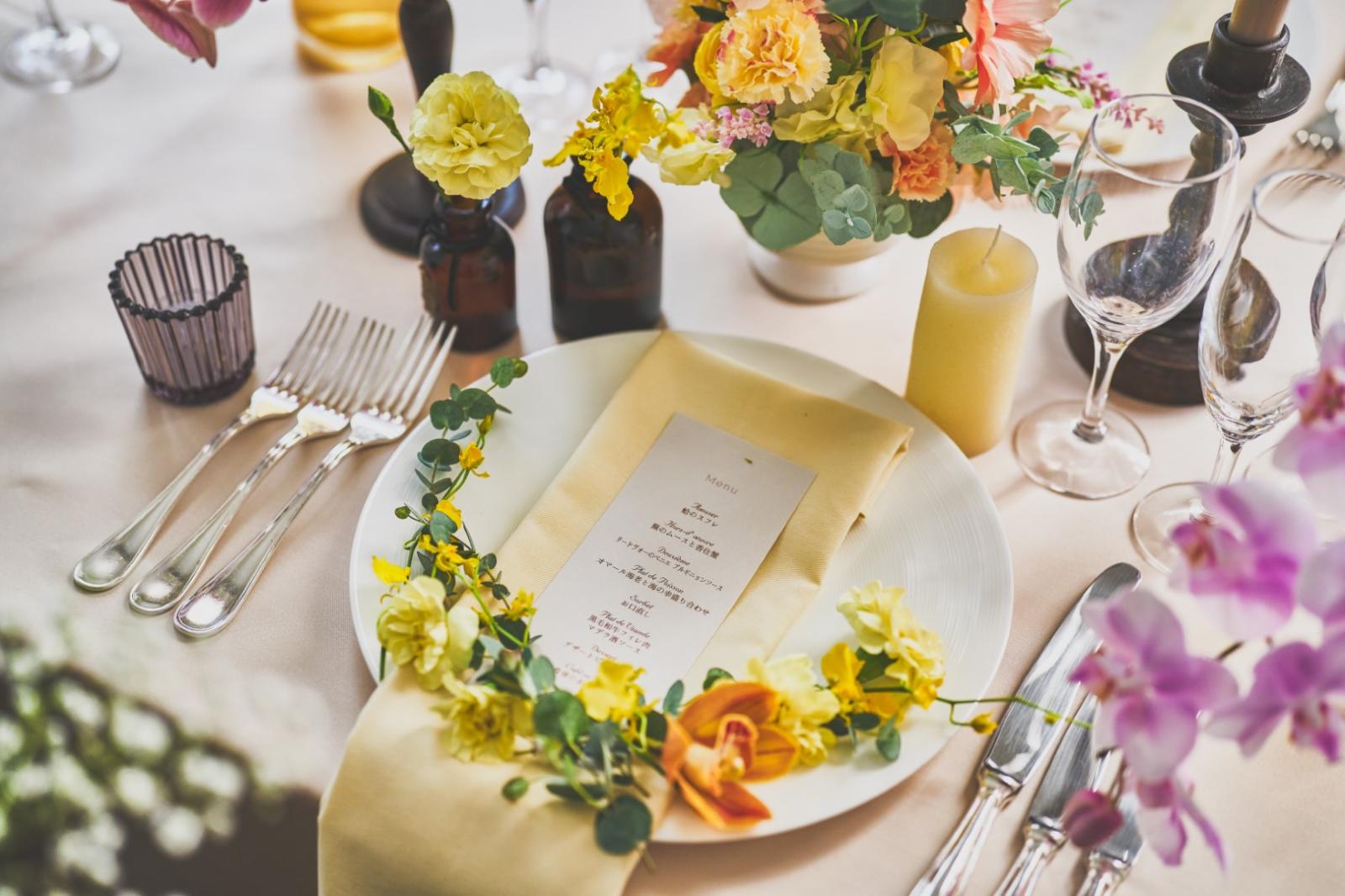 テーブル装花やペーパーアイテムなど、コーディネート次第でおふたりらしい表情に変わるバンケット。ゲスト皆さまが楽しんでくれる表情を思い浮かべながら、お打ち合わせの時間から楽しく過ごして