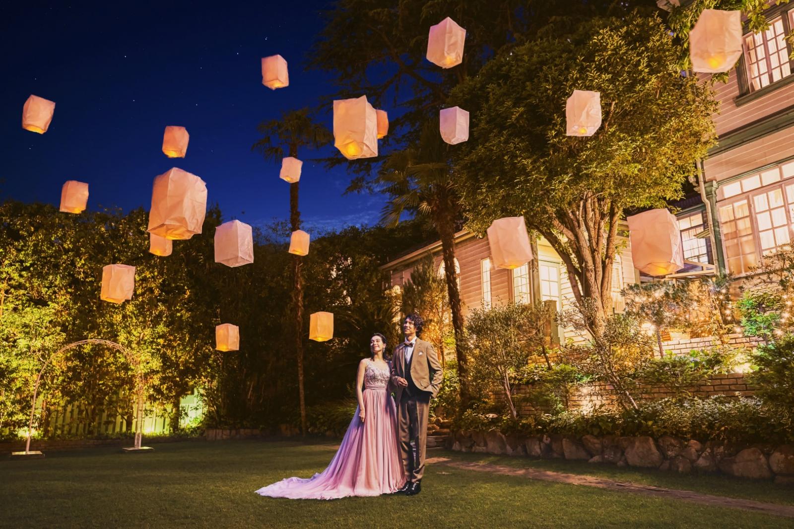 海外のお祭りのようなランタンリリースは、ナイトウェディングならではの演出！