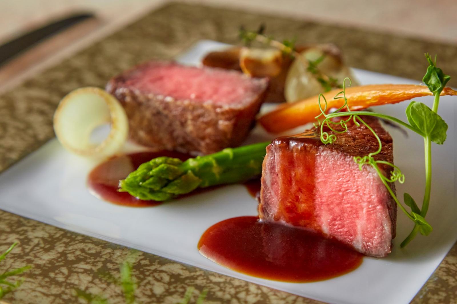 ふたりに代わっておもてなしを贈るお料理は、専属シェフが邸内キッチンで一皿ずつ心を込めてご用意。1棟貸切の邸宅会場だからこそ、スタッフやキッチンまで貸切って、ふたりのためのおもてなしに集中できる