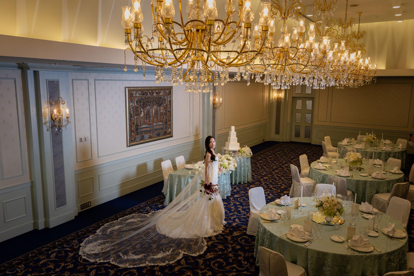 1階「Crystal-クリスタル-」