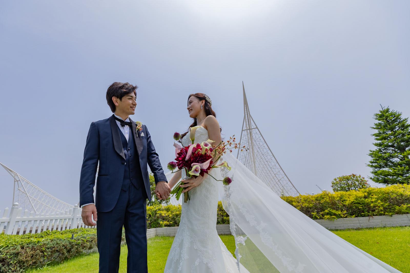 青空を背景に記念の一枚を