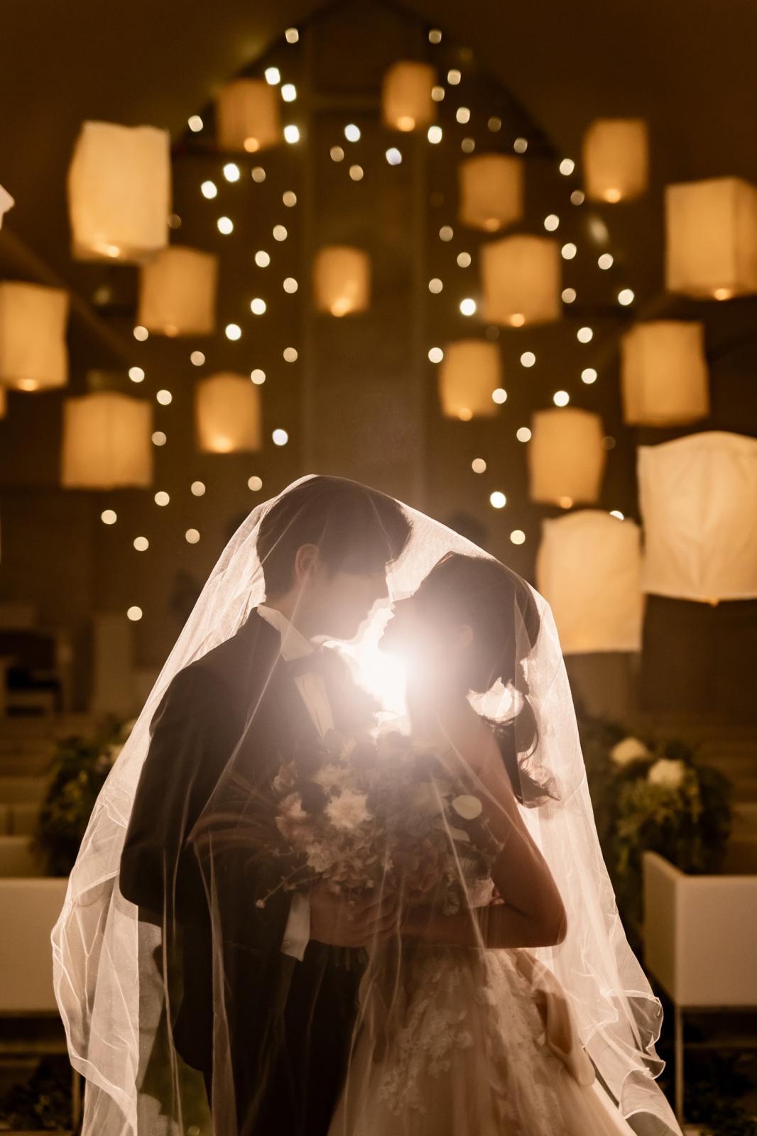 星空に浮かぶランタン演出も人気