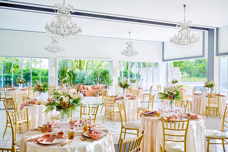 ホワイトをベースにしたガラス張りの明るい会場は、ふたりらしいコーディネートで自由に彩れる