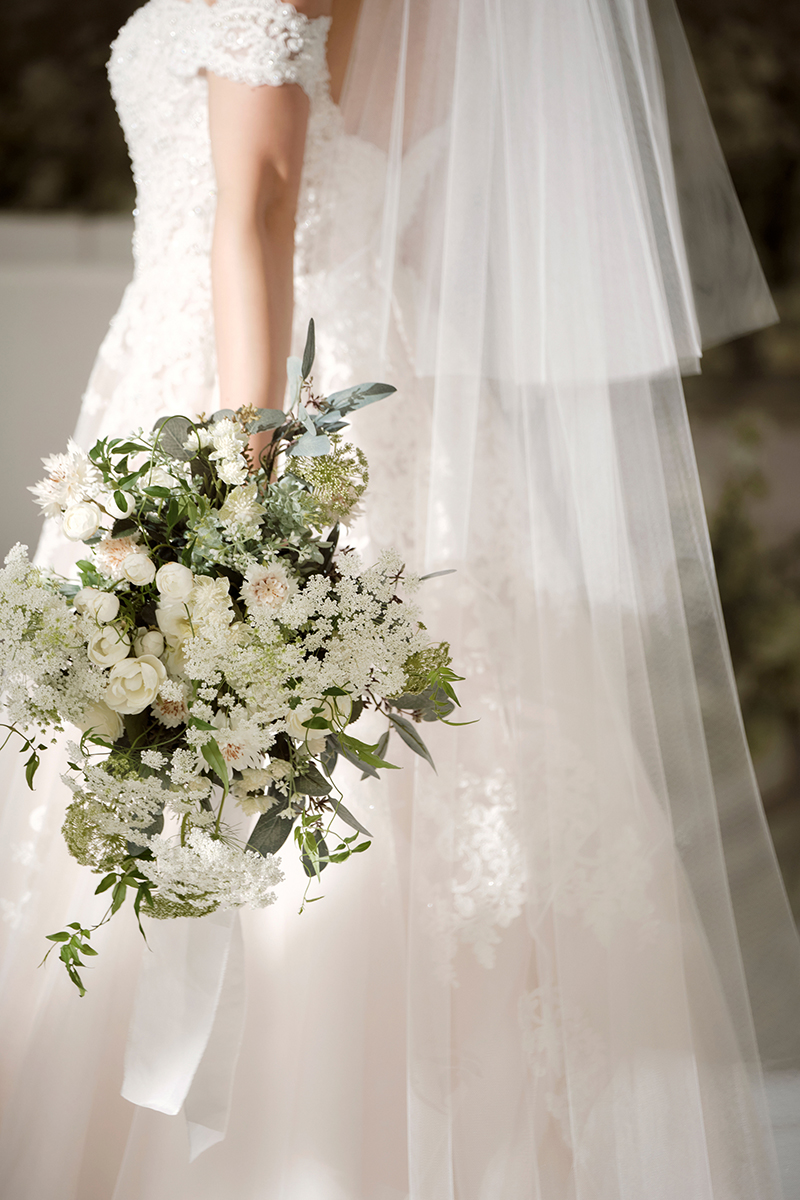 清らかさの象徴である生花のブーケは、今日のためのとっておきアイテム