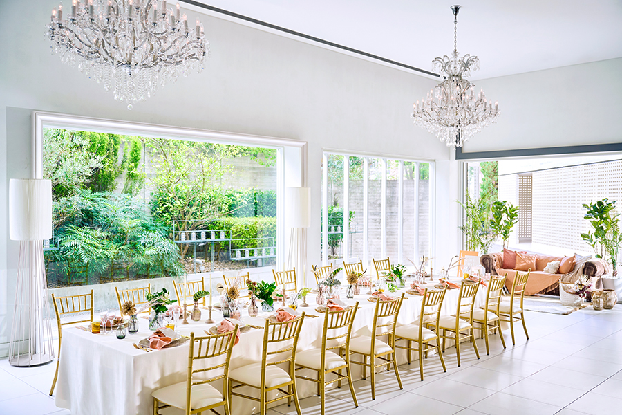 オープンエアの開放的な空間で、ゲストと過ごす自由でリラックスした時間