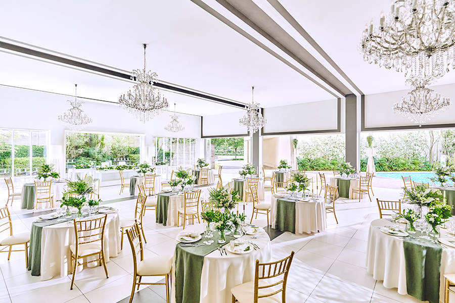 パーティ会場ではまったり寛ぎ、テラスではワイワイ楽しむ