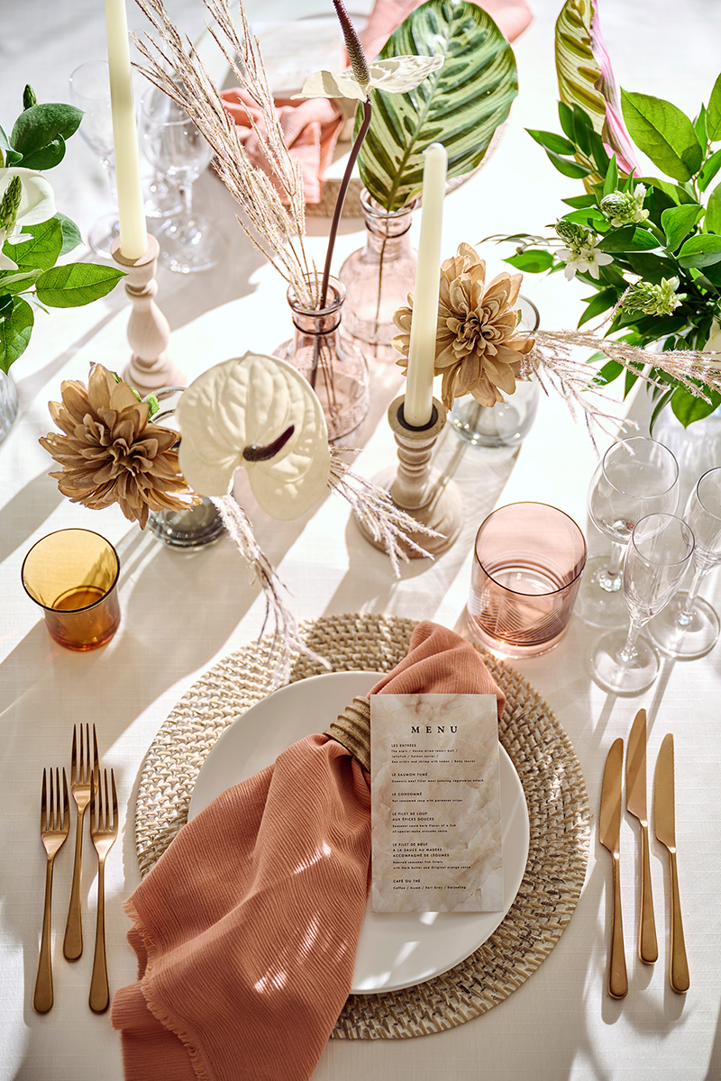 卓上にあしらった気品ある装花コーディネート