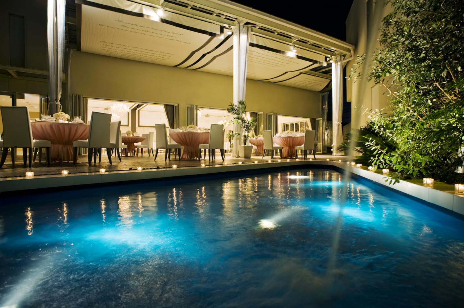 ナイトプールの特別感に、ふたりもゲストのテンションUP☆