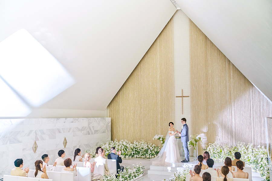 絆を結ぶ誓いは、無数のスワロフスキーが輝く祭壇で