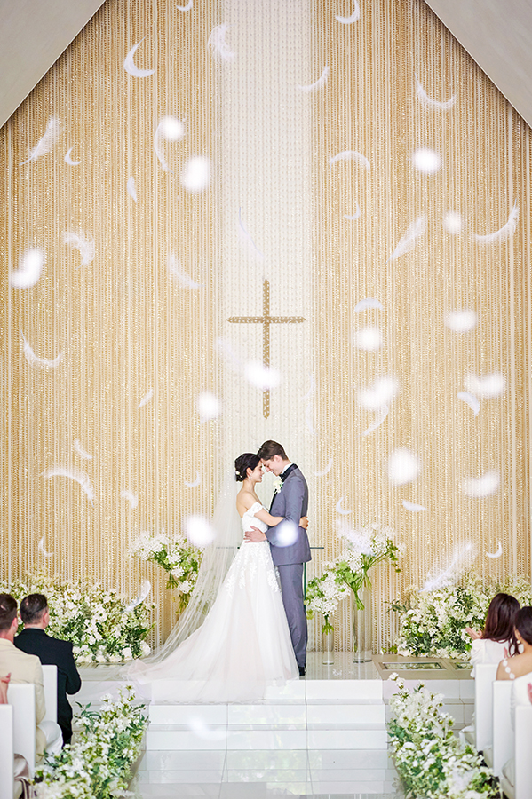 祭壇に輝くスワロフスキーが、ふたりの誓いの場を飾る
