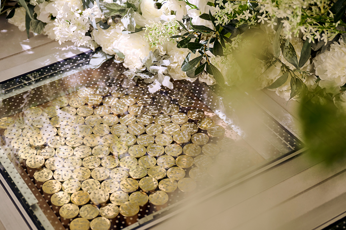 結婚証明書をしまう金の筒。挙式日と名前を刻印して、ふたりだけのオブジェに