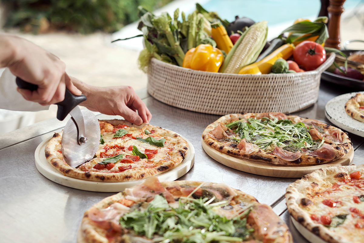 シェフが焼き上げる窯焼きピッツァに、ゲストから歓声が上がる！