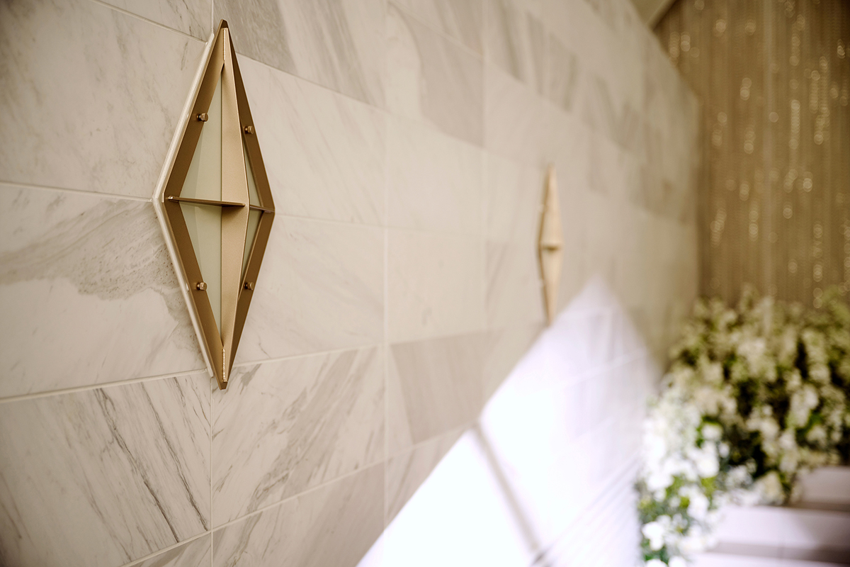 誓いのステージにふさわしいピュアホワイトの清楚な空間