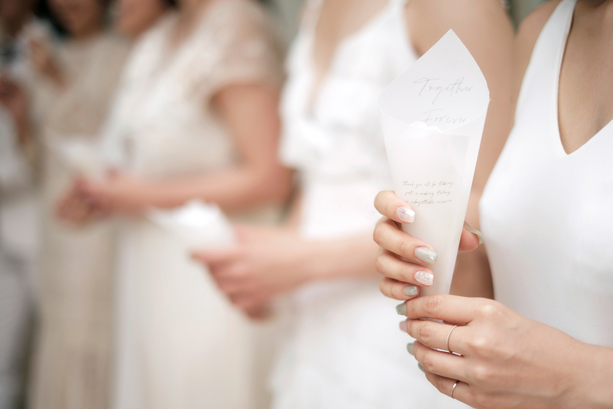 たくさんのゲストたちに見守られながら誓うセレモニーは、心あたたまる穏やかなひとときに