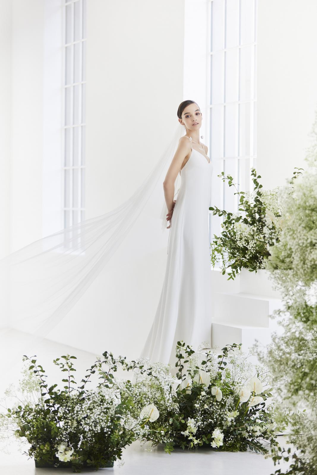 格式のある会場にも相応しい、シルクやサテンのクラシカルなドレススタイル