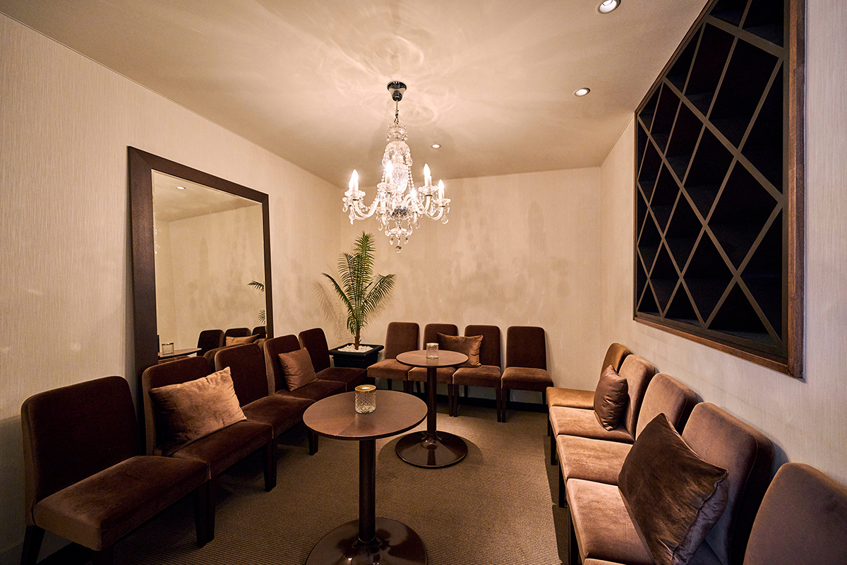 モダンなインテリアと落ち着いた配色の空間は、寛ぎのために造られたゲストスペース