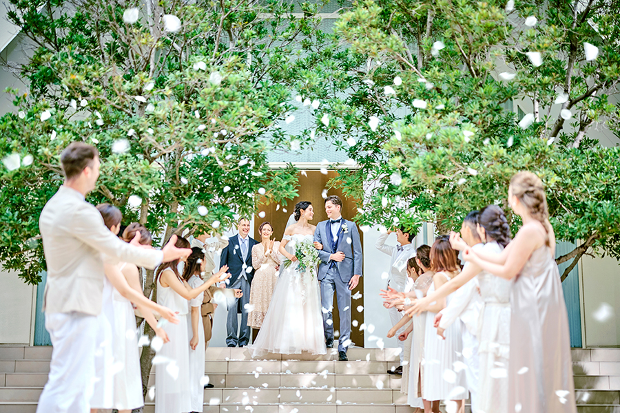 蔦の絡まる石壁に囲まれたチャペル前の広場ではゲストからの歓声と祝福の拍手に包まれる