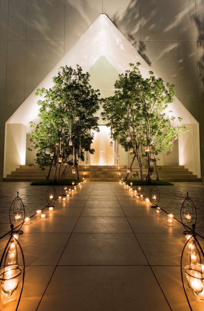 ピュアホワイトのチャペルに淡い光が灯る