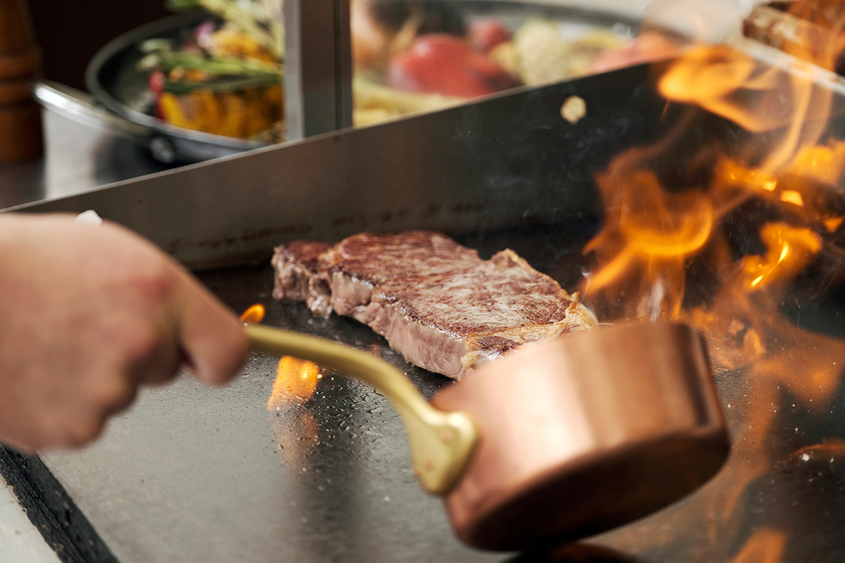 シェフによる大迫力の炎のフランベ演出