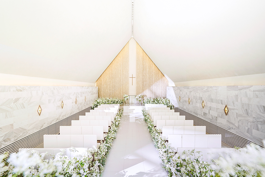 純白空間は、陽光が注ぎ込む優しい雰囲気と、天井高のある空間が生み出すスケール感でゲストを魅了