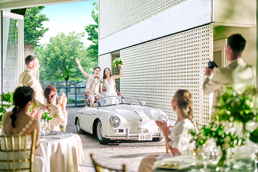 オープンカーで颯爽と登場すれば、ドラマティックなパーティの始まりの合図に