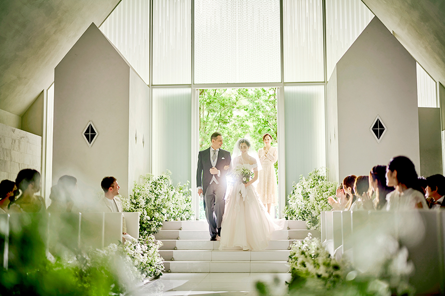 たくさんのゲストたちに見守られながら誓うセレモニー