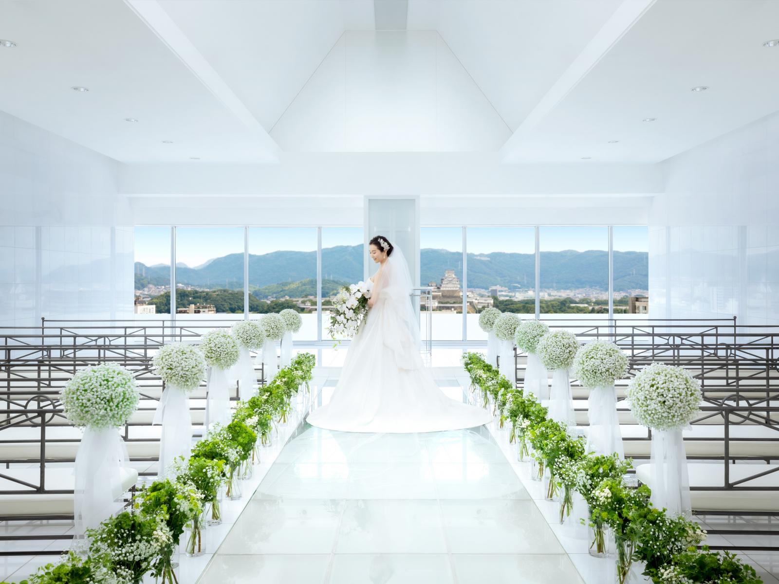 地上６０m　ホテル最上階に位置するスカイチャペルで、世界遺産「姫路城」に見守られての挙式を