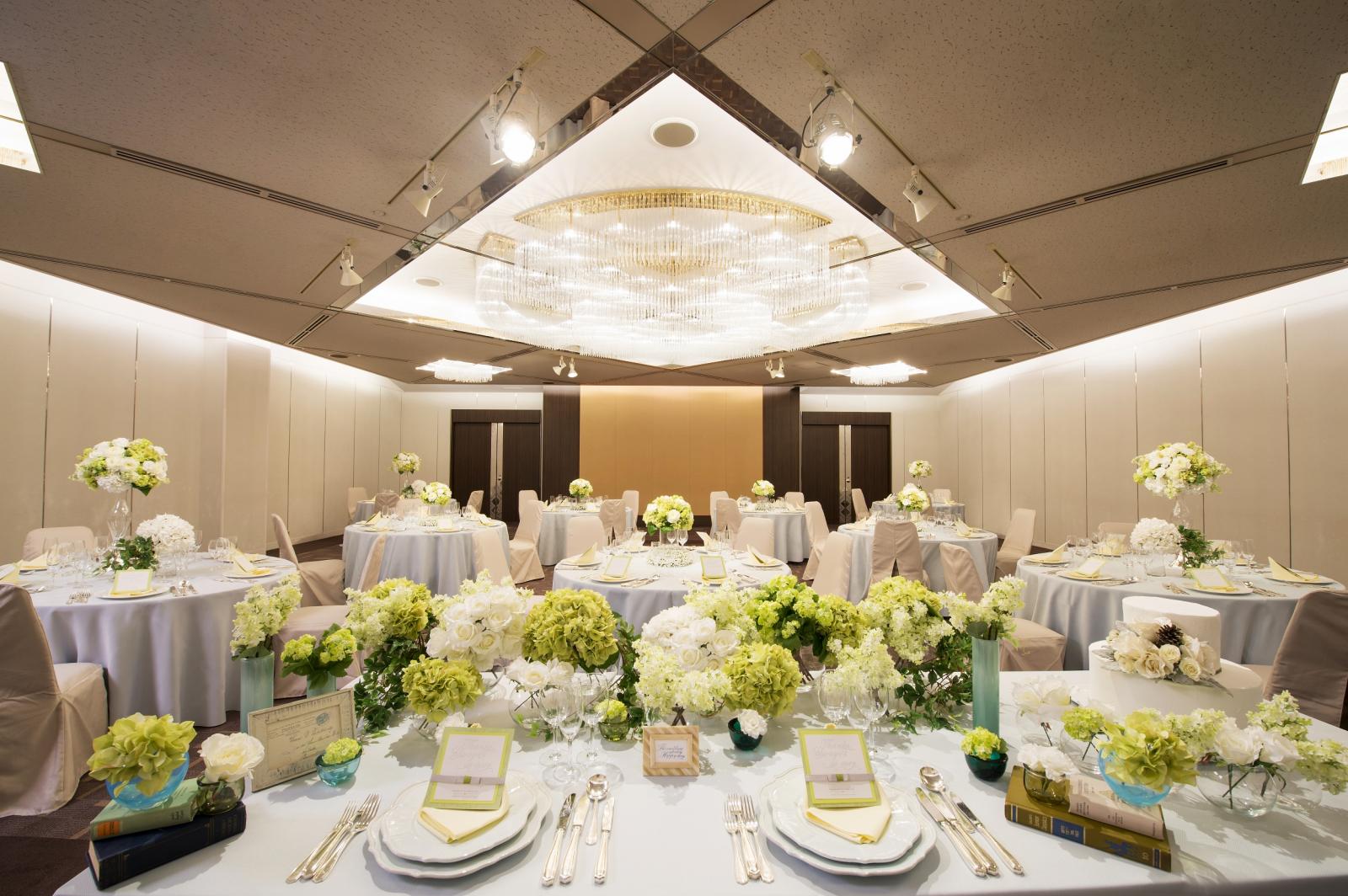 シンプルモダンな空間がおふたりらしい彩りを引き立てます