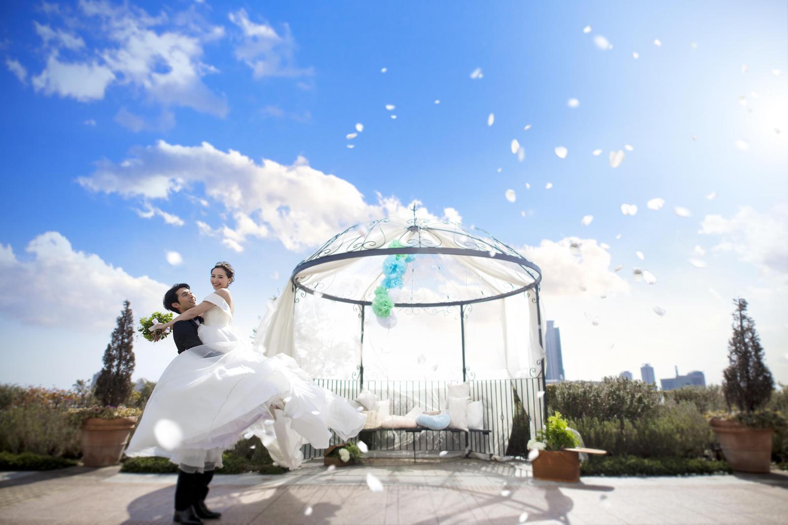 光に満ち溢れた空間で、普段のふたりらしく自然体で楽しい時間を