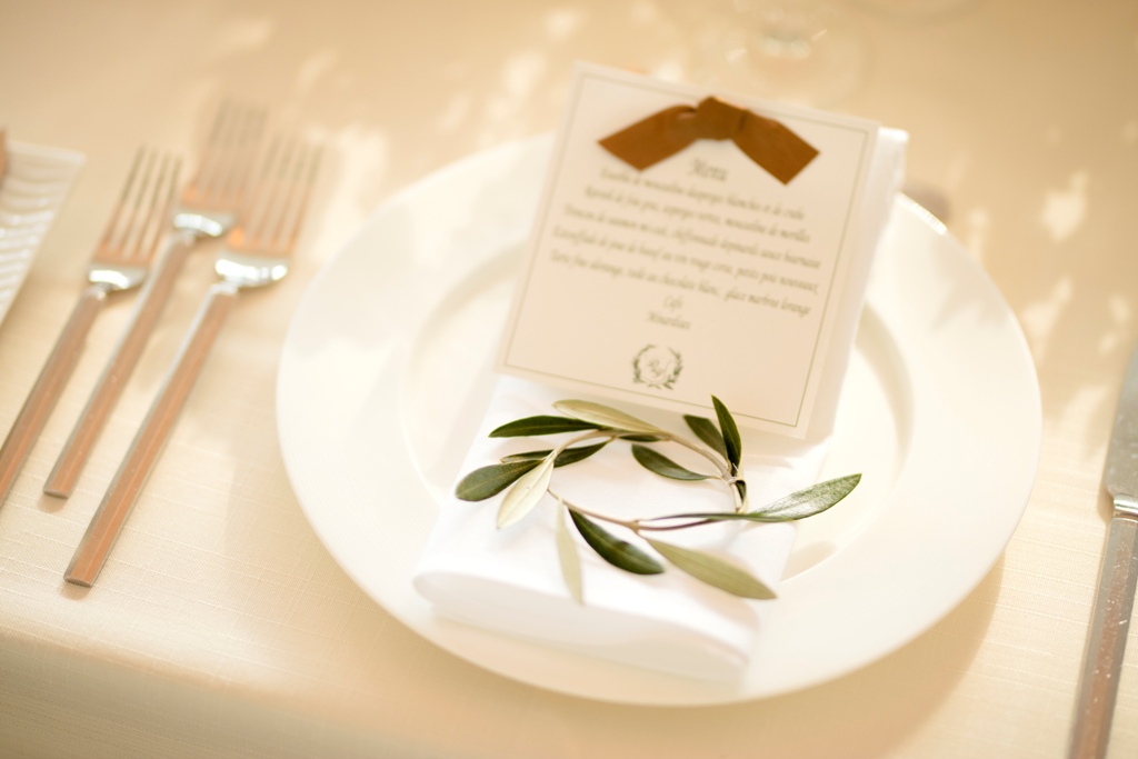 自然光あふれる会場では、優しい雰囲気のコーディネートでナチュラルに