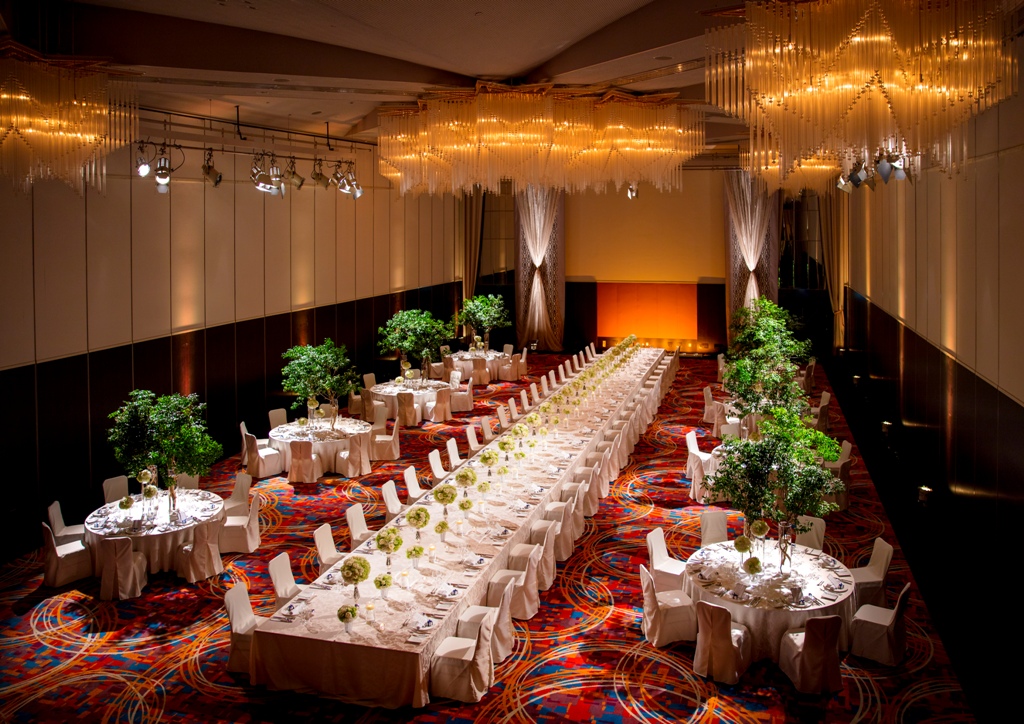 木目が効いた壁がシックで格調高い雰囲気を漂わせる会場。たくさんのゲストを招くパーティーも可能