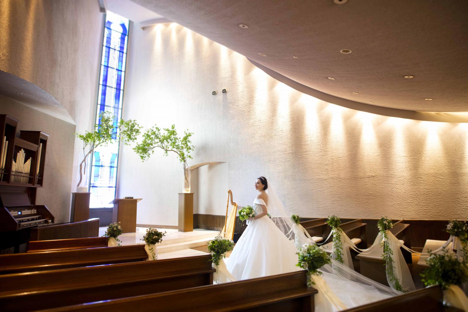 祭壇に向かって空間が広がる独特な設え