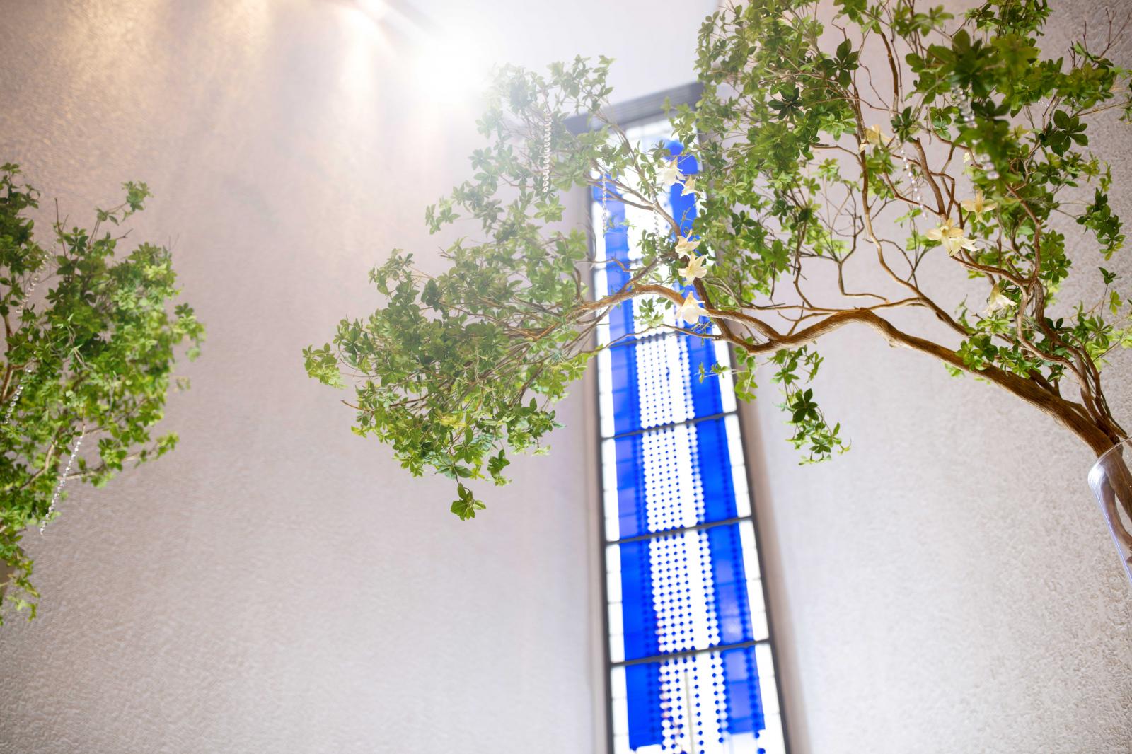 ブルーのステンドグラスに見守られる幻想的なセレモニー