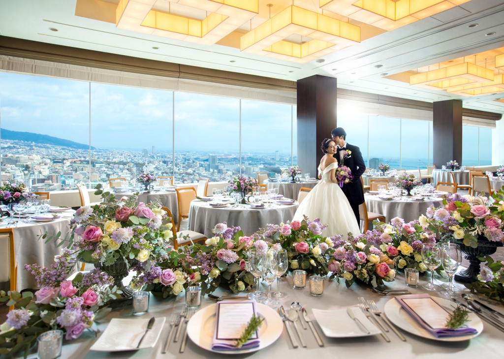 たっぷりの自然光が入る明るいバンケットでのパーティーは、笑顔いっぱいのリラックスな雰囲気で楽しめる