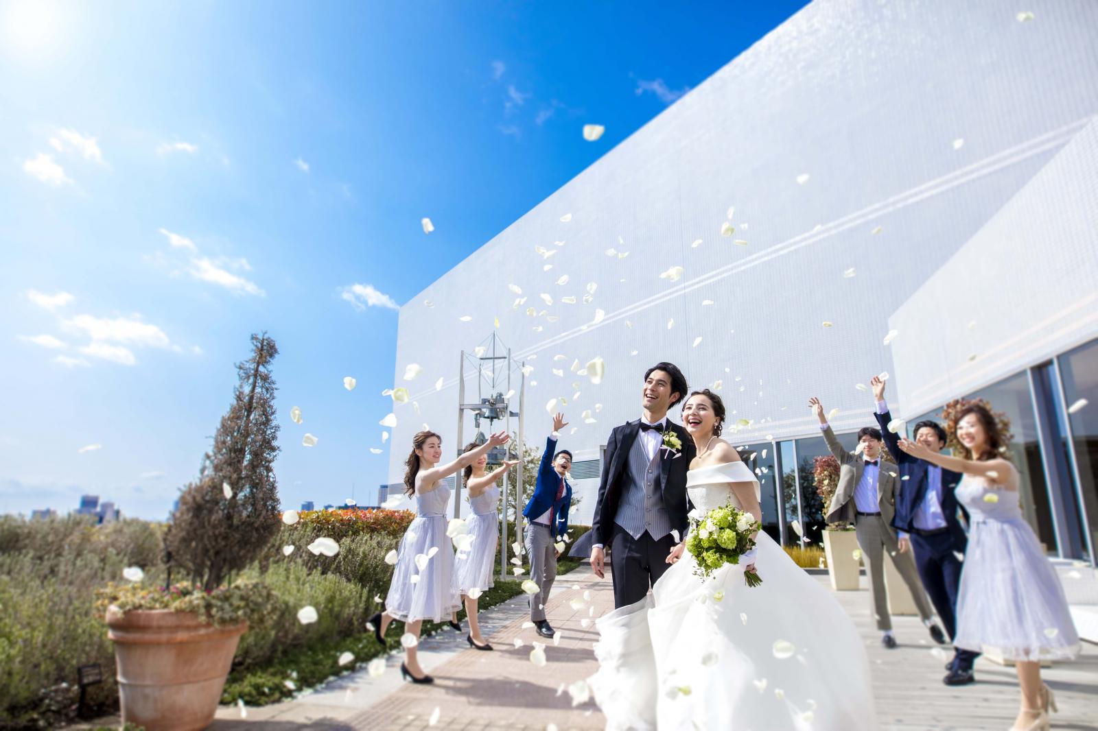 チャペル隣接のルーフガーデンで行われるフラワーシャワーはゲストの笑顔も降注ぐ