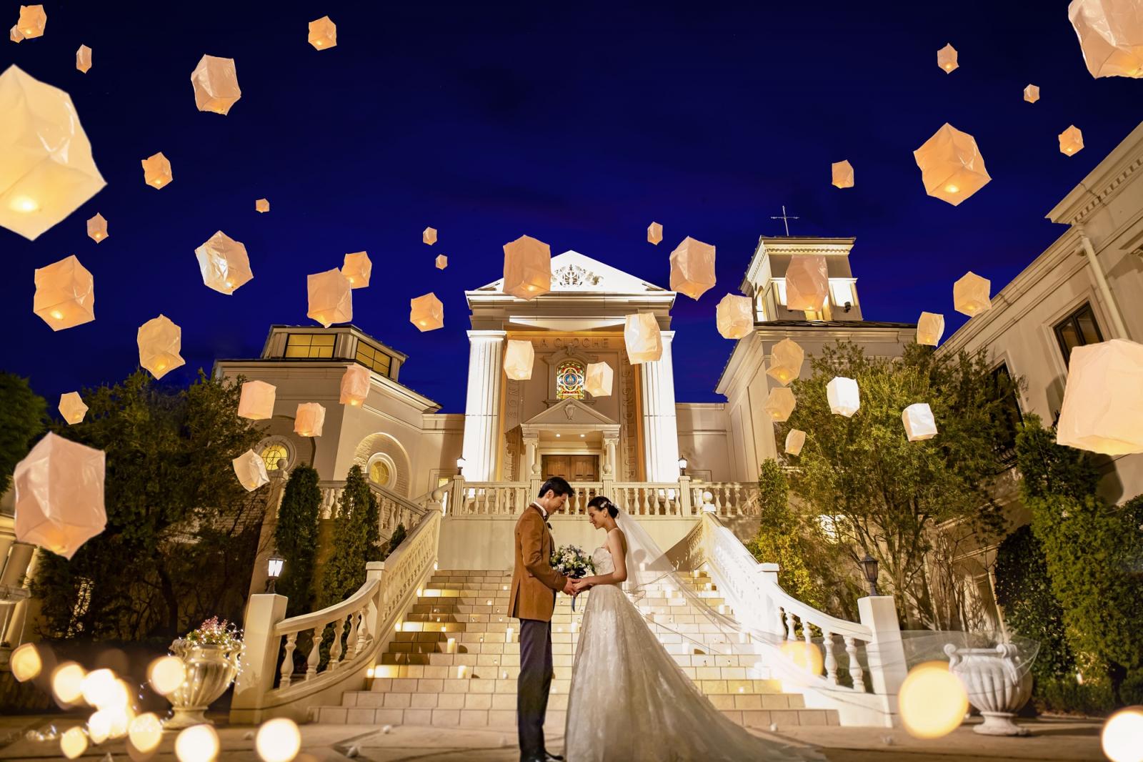 ライトアップされた大階段でのアフターセレモニーは、映画のワンシーンのように幻想的で憧れを叶える瞬間