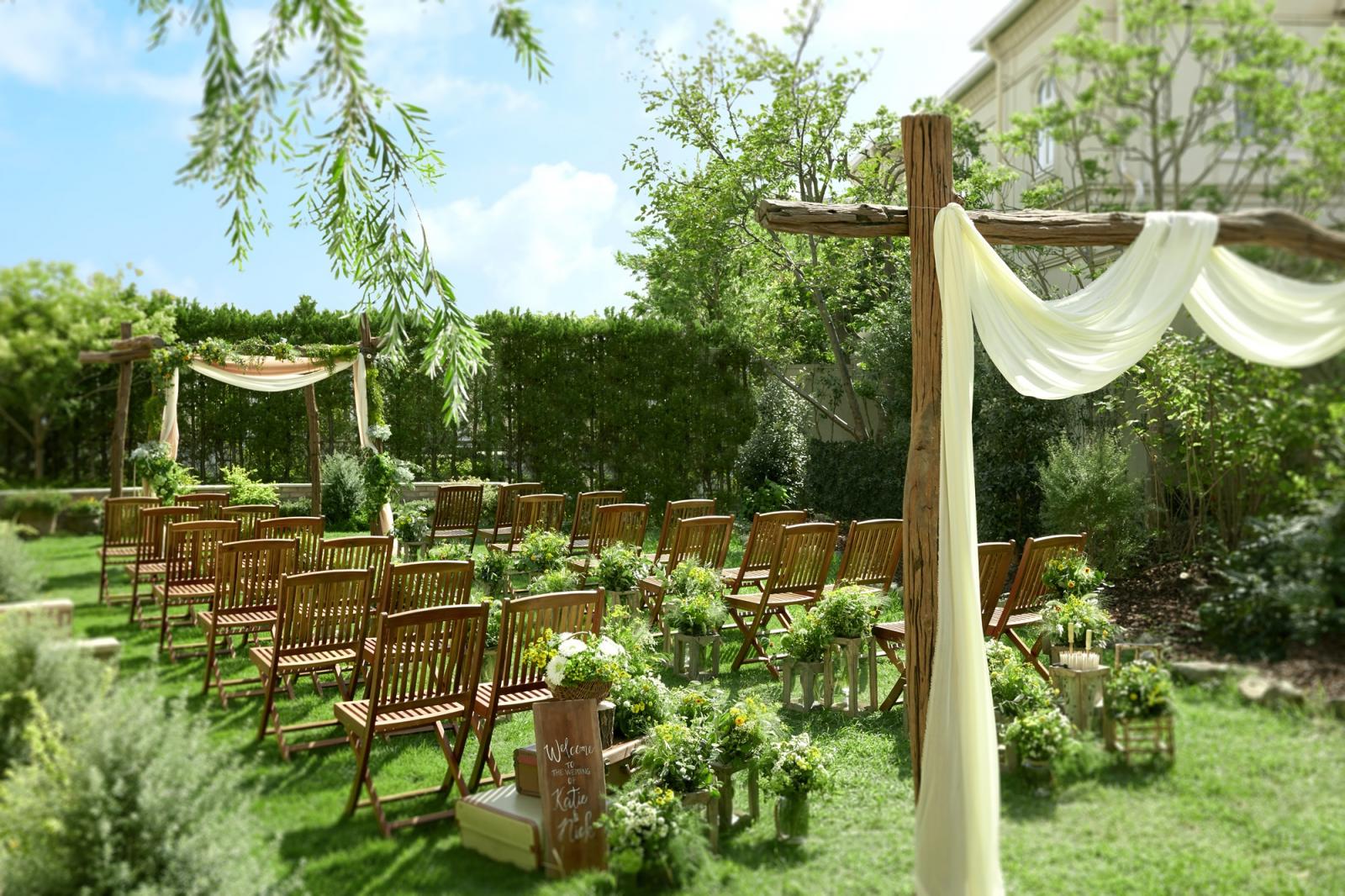 緑や陽ざしの中、心地のよい時間が流れるガーデンチャペル『ルミエル』。青空の下、多彩な演出もフォトタイムも楽しめる♪