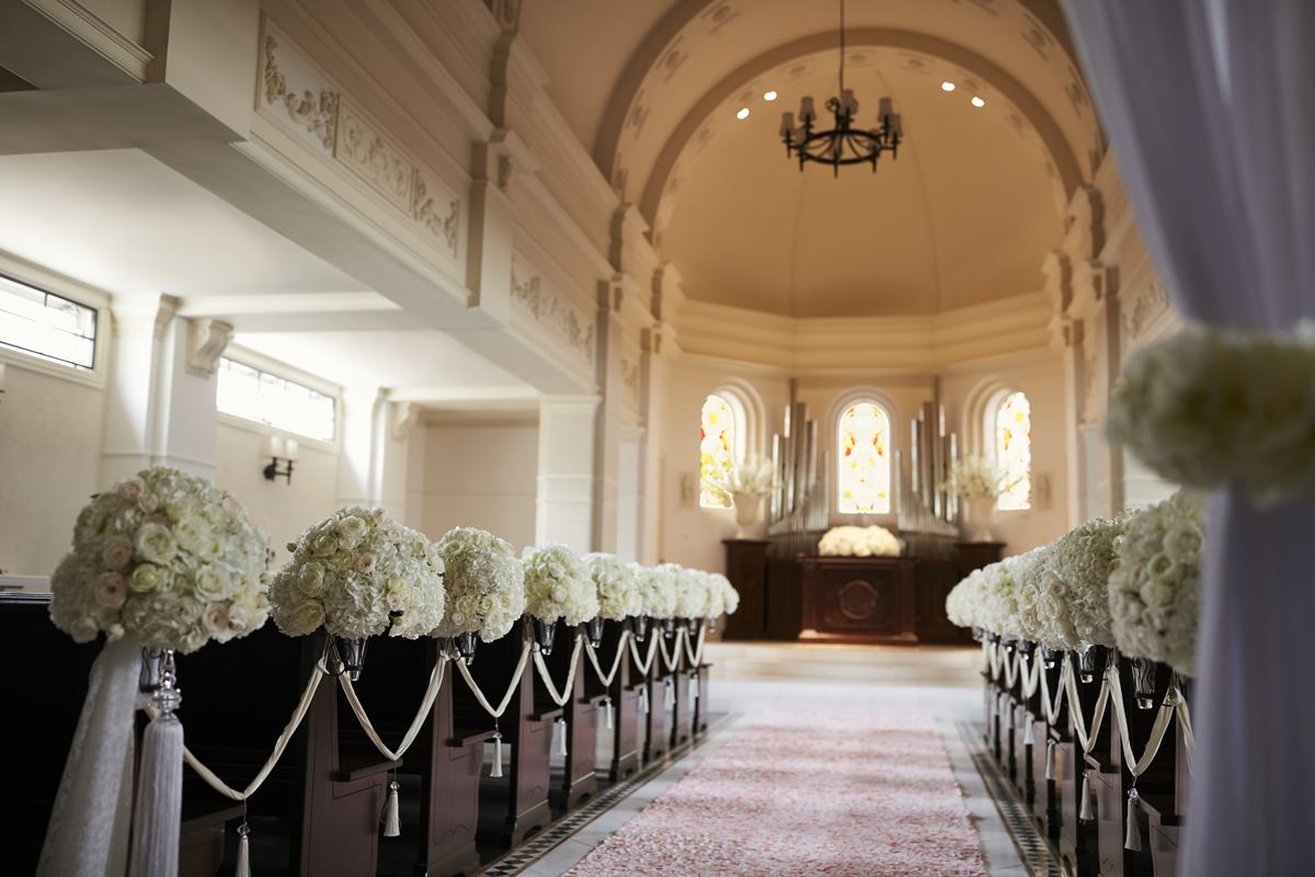 15mのバージンロードや美しいステンドグラス、オルガンの音色など花嫁の憧れが叶う