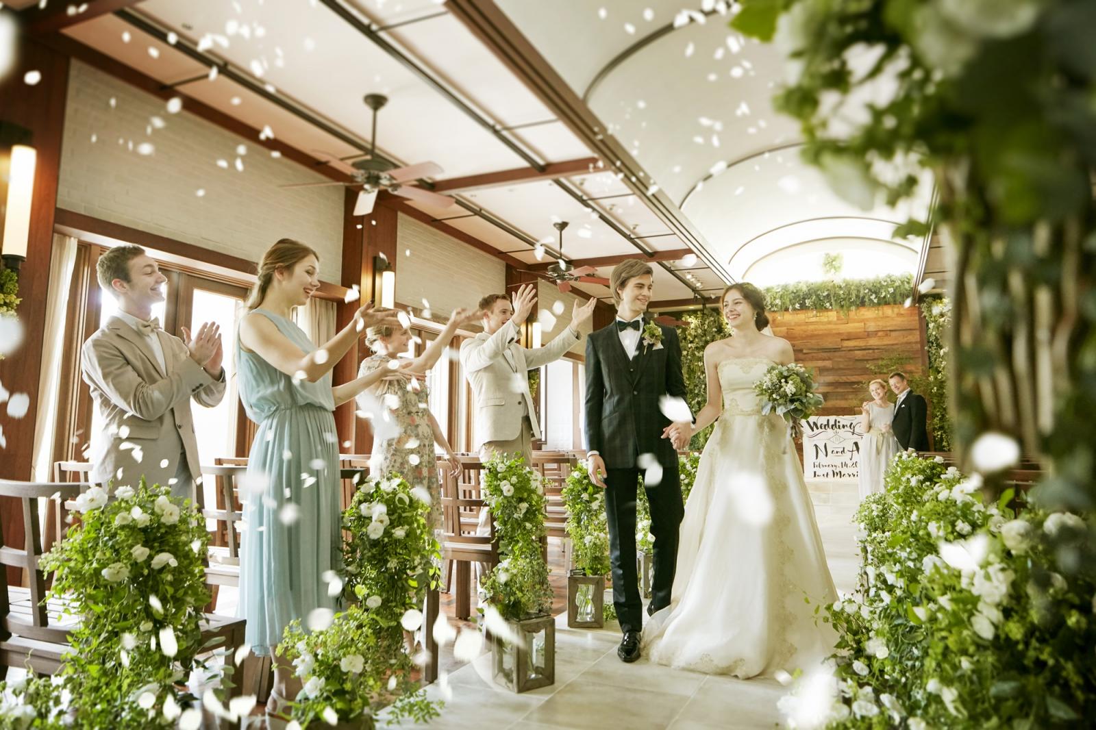 森のチャペルでフラワーシャワーの祝福を☆